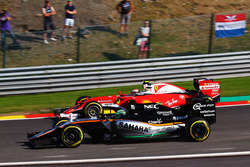 Nico Hülkenberg, Sahara Force India F1 VJM09 und Kimi Räikkönen, Ferrari SF16-H