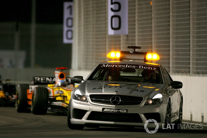 The safety car leads Fernando Alonso, Renault F1 Team R28