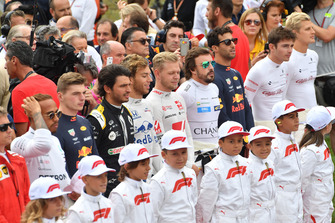 Lewis Hamilton, Mercedes AMG F1, Max Verstappen, Red Bull Racing, Carlos Sainz Jr, Renault Sport F1 Team, Pierre Gasly, Scuderia Toro Rosso, Kevin Magnussen, Haas F1 Team, Fernando Alonso, McLaren, Daniel Ricciardo, Red Bull Racing, Charles Leclerc, Alfa Romeo Sauber F1 Team and Marcus Ericsson, Alfa Romeo Sauber F1 Team and grid kids on the grid