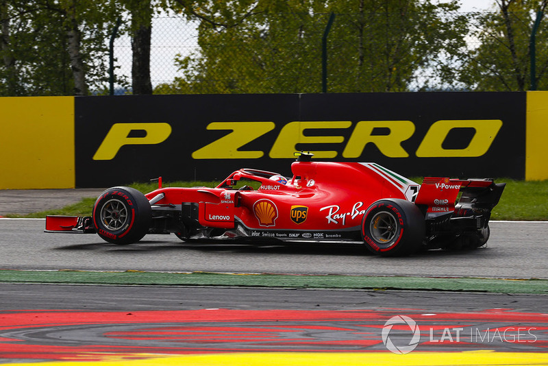 Kimi Räikkönen, Ferrari SF71H, jedzie z przebitą oponą, pierwsze okrążenie