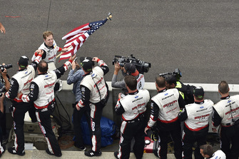 Race winner Brad Keselowski, Team Penske, Ford Fusion