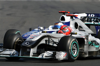 Michael Schumacher, Mercedes GP MGP W01 et Rubens Barrichello, Williams FW32, en lutte