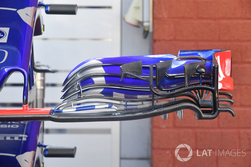 Scuderia Toro Rosso STR13 ön kanat detay