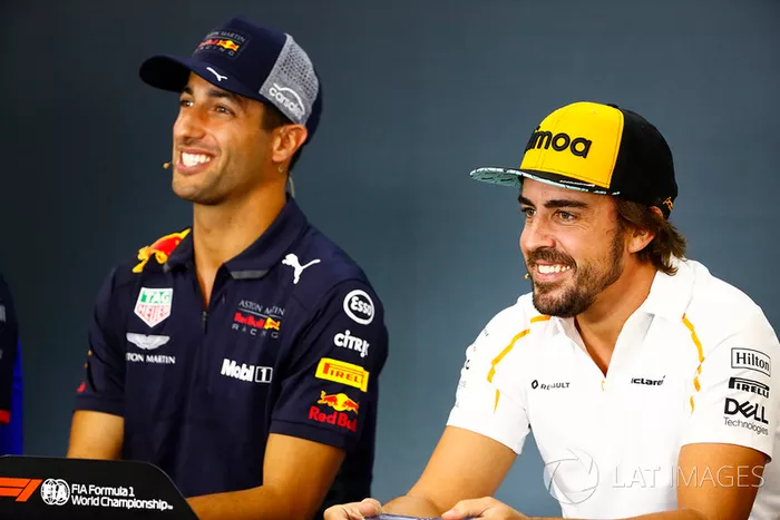 Daniel Ricciardo, Red Bull Racing, y Fernando Alonso, McLaren