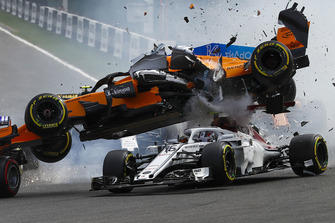 Charles Leclerc, Sauber C37, Fernando Alonso, McLaren MCL33 crasht aan het begin van de race