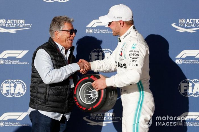 Mario Andretti entrega el premio pole position de Pirelli a Valtteri Bottas, Mercedes AMG