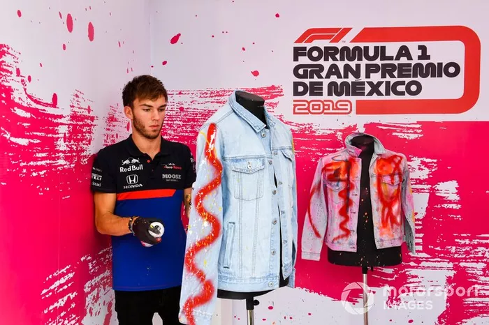 Pierre Gasly, Toro Rosso pinta ropa con spray 