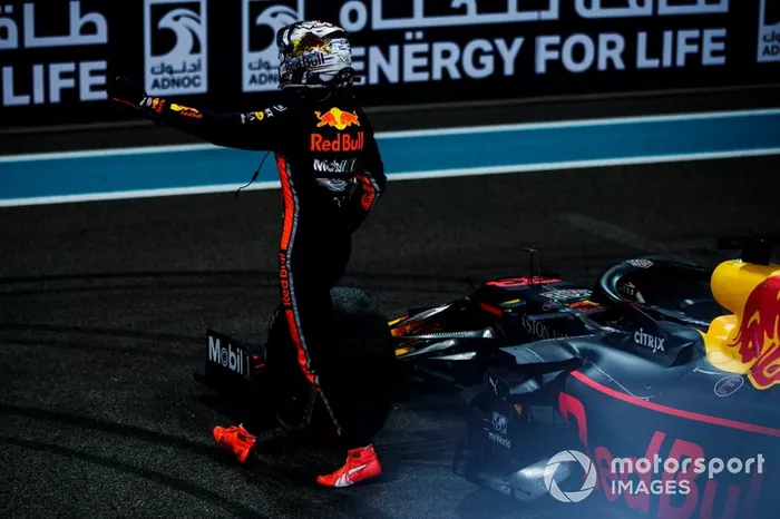 Max Verstappen, Red Bull Racing, secondo classificato, festeggia