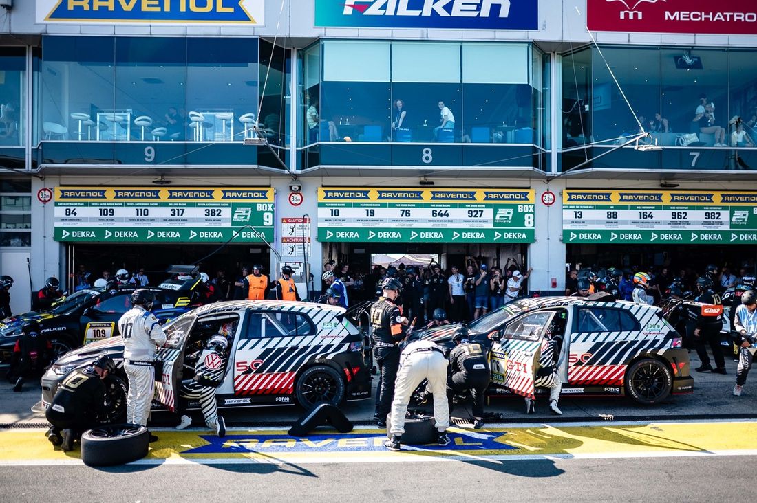 #19 Max Kruse Racing VW Golf GTI Clubsport 24h: Jasmin Preisig, Timo Hochwind, Christian Gebhardt, Fabian Vettel, #76 Max Kruse Racing VW Golf GTI Clubsport 24h: Benjamin Leuchter, Johan Kristoffersen, Heiko Hammel, Nicholas Otto.