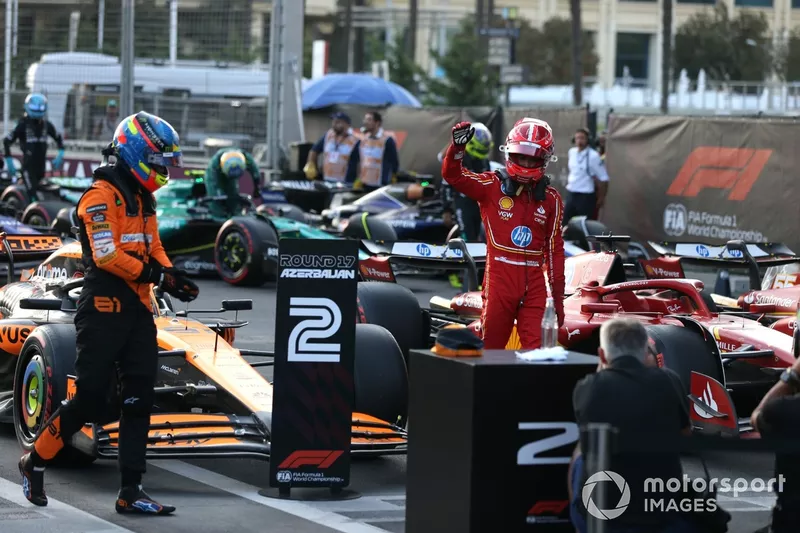 Charles Leclerc, de la Scuderia Ferrari, fait la fête au Parc Ferme. 