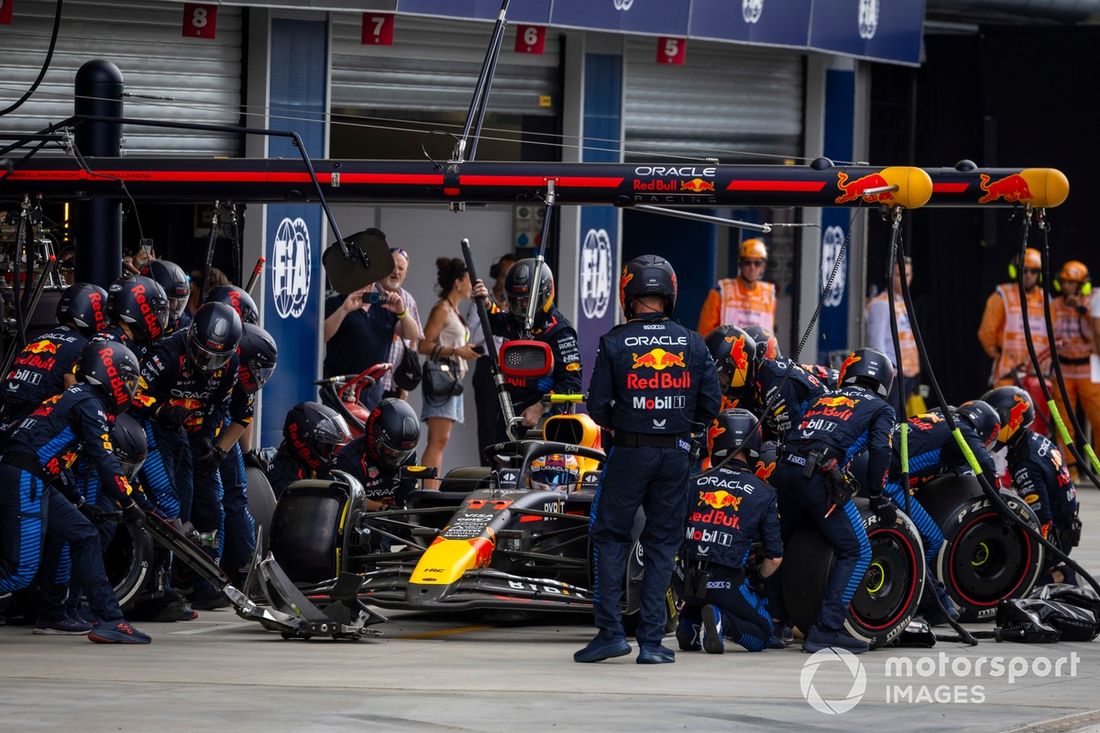 Sergio Perez, Red Bull Racing RB20, faz uma paragem nas boxes