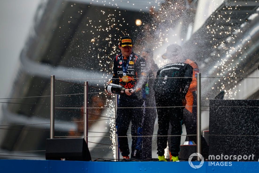 Max Verstappen, Red Bull Racing, 1. miejsce, Lando Norris, McLaren F1 Team, 2. miejsce, Lewis Hamilton, Mercedes-AMG F1 Team, 3. miejsce, szampan w sprayu na podium