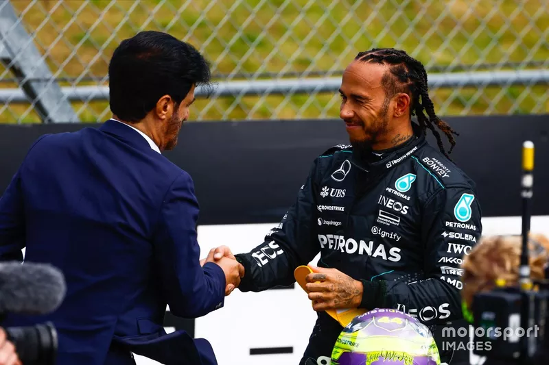 Mohammed Ben Sulayem, Président de la FIA, félicite Lewis Hamilton, Mercedes-AMG F1 Team
