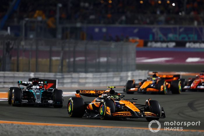 Lando Norris, McLaren MCL38, George Russell, Mercedes F1 W15, Oscar Piastri, McLaren MCL38 