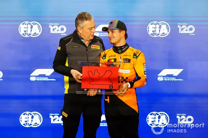 Mario Isola, Racing Manager, Pirelli Motorsport, remet à Lando Norris, McLaren F1 Team, le Pirelli Sprint Pole Award.