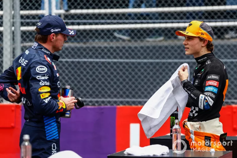 Max Verstappen, Red Bull Racing, 3ª posición, Oscar Piastri, McLaren F1 Team, 2ª posición, en Parc Ferme 