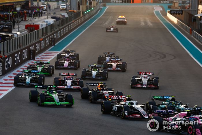 Nico Hulkenberg, Haas VF-24, Sergio Pérez, Red Bull Racing RB20, Valtteri Bottas, Stake F1 Team KICK Sauber C44, Liam Lawson, VCARB 01, el resto de la parrilla en la salida.