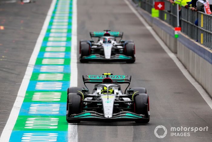 Lewis Hamilton, Mercedes W13, George Russell, Mercedes W13, en boxes