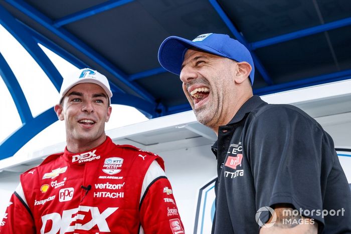 El ganador del premio NTT P1, Scott McLaughlin, del equipo Penske Chevrolet, celebra su pole position con Tony Kanaan