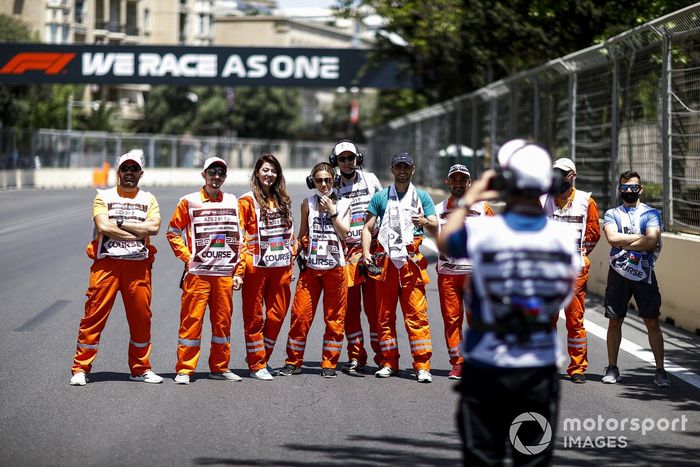 Los comisarios en una foto de grupo en Bakú