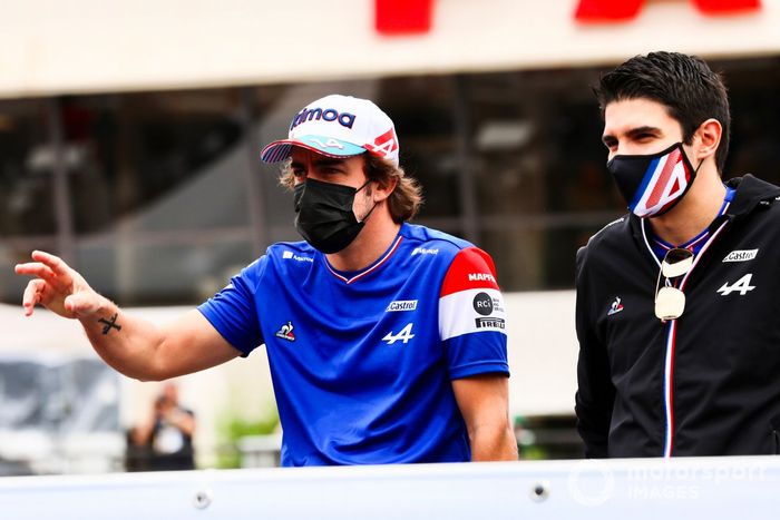 Fernando Alonso, Alpine F1, Esteban Ocon, Alpine F1, en el desfile de pilotos
