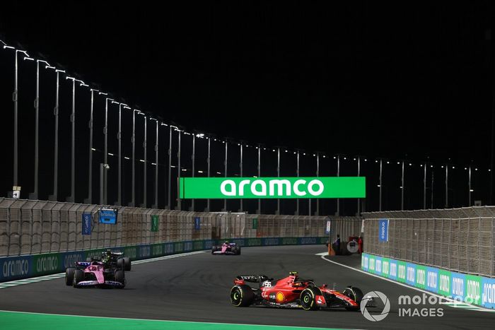 Carlos Sainz, Ferrari SF-23, Esteban Ocon, Alpine A523, Lewis Hamilton, Mercedes F1 W14