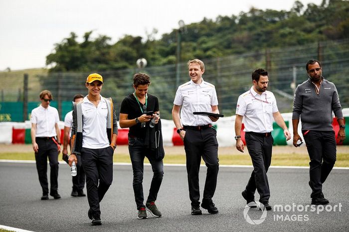 Lando Norris, McLaren, recorre la pista con Sacha Fenestraz