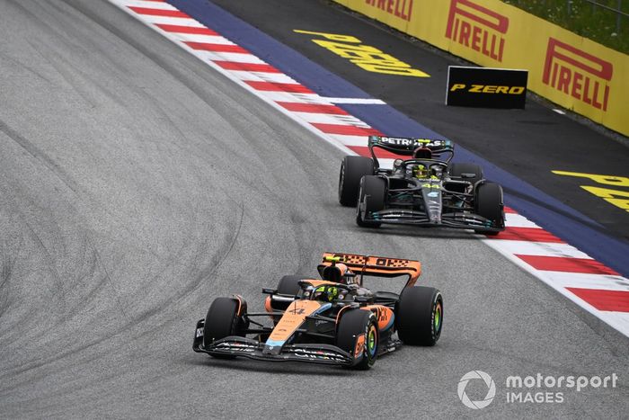 Lando Norris, McLaren MCL60, Lewis Hamilton, Mercedes F1 W14