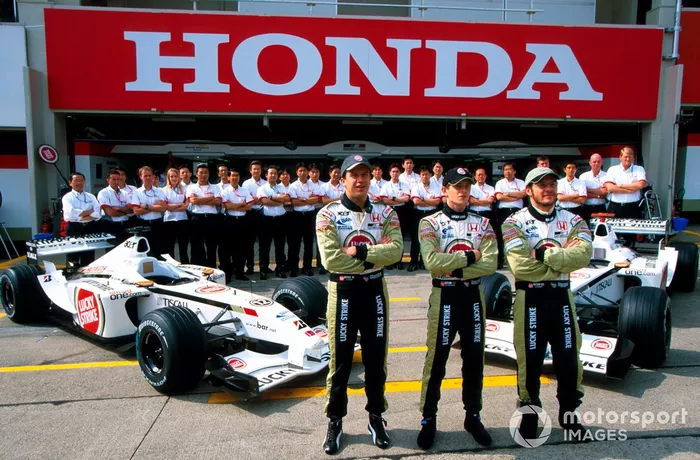 El equipo BAR Honda se reúne para una foto de grupo de final de temporada con los pilotos: Olivier Panis, BAR; Anthony Davidson, BAR y piloto de pruebas; Jacques Villeneuve, BAR