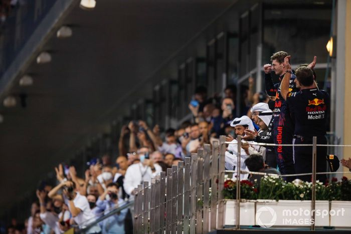 Podio: segundo lugar Lewis Hamilton, Mercedes, ganador y campeón del mundo Max Verstappen, Red Bull Racing, tercer lugar Carlos Sainz Jr., Ferrari