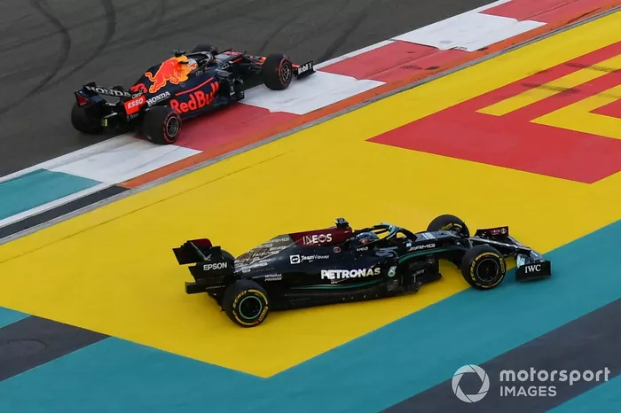 Lewis Hamilton, de Mercedes, y Max Verstappen, de Red Bull Racing, luchan por el liderato 
