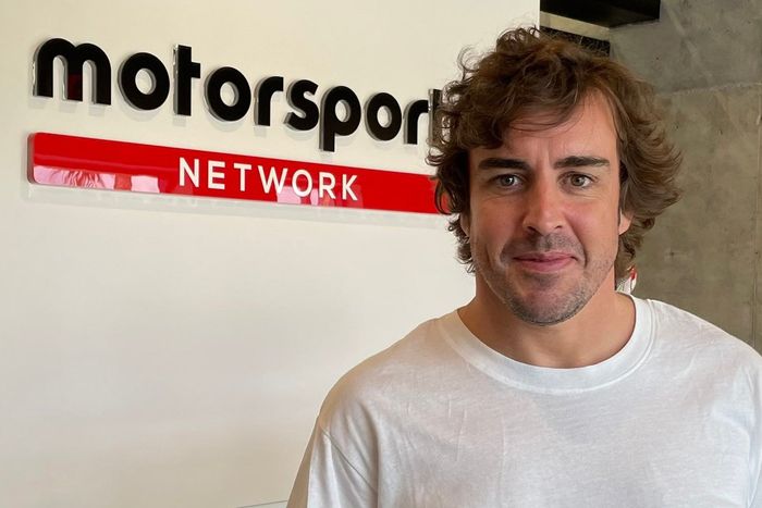 Fernando Alonso, piloto de Alpine F1, visita las oficinas de Motorsport Network / Motorsport Games en Miami