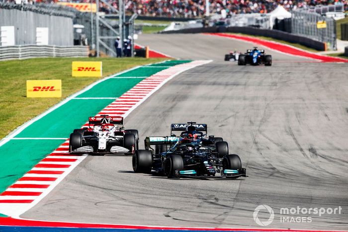 Lewis Hamilton, Mercedes W12, Yuki Tsunoda, AlphaTauri AT02, y Kimi Raikkonen, Alfa Romeo Racing C41