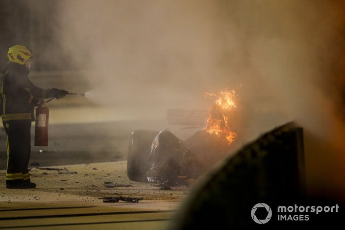 Oficiales de pista apagan el fuego del monoplaza de Romain Grosjean, Haas VF-20