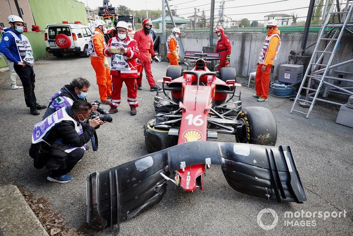 Daño en el coche de Charles Leclerc, Ferrari SF21 