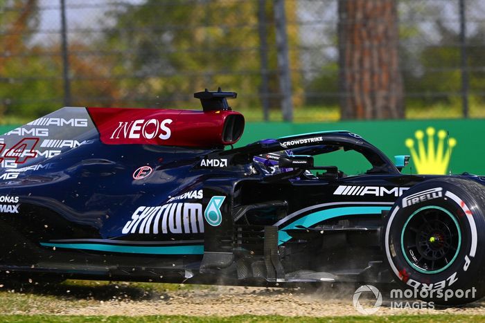 Lewis Hamilton, Mercedes W12, se sale ligeramente de pista