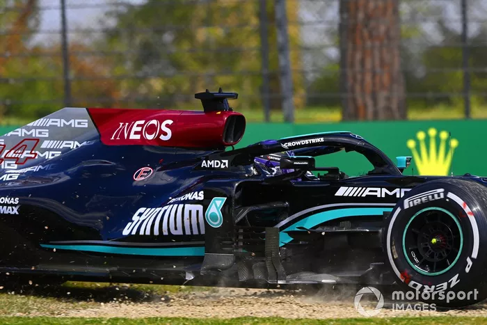 Lewis Hamilton, Mercedes W12, se sale ligeramente de pista