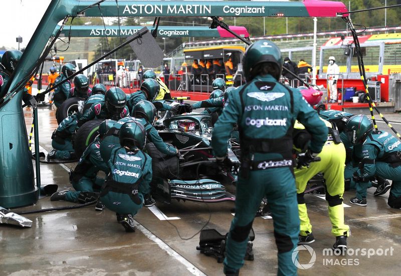 Sebastian Vettel, Aston Martin AMR21, en pits