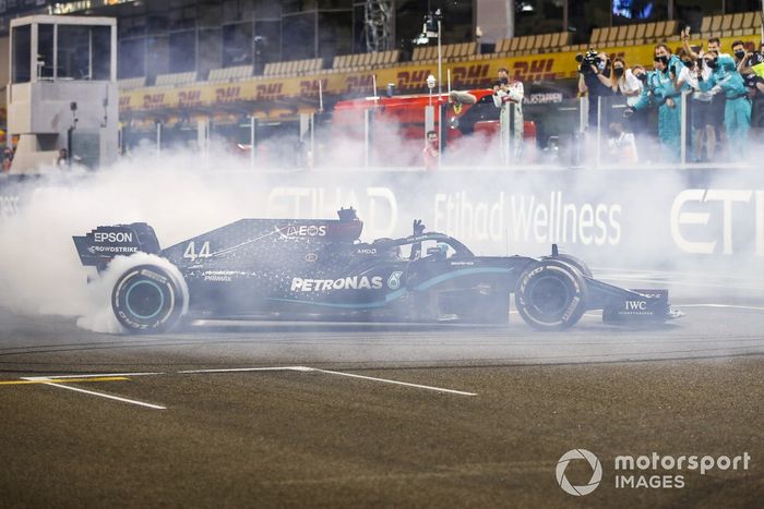 Lewis Hamilton, Mercedes F1 W11, 3ª posición, hace unos donuts en la parrilla al final de la carrera para celebrar la confirmación de su 7º título del Campeonato Mundial de Pilotos