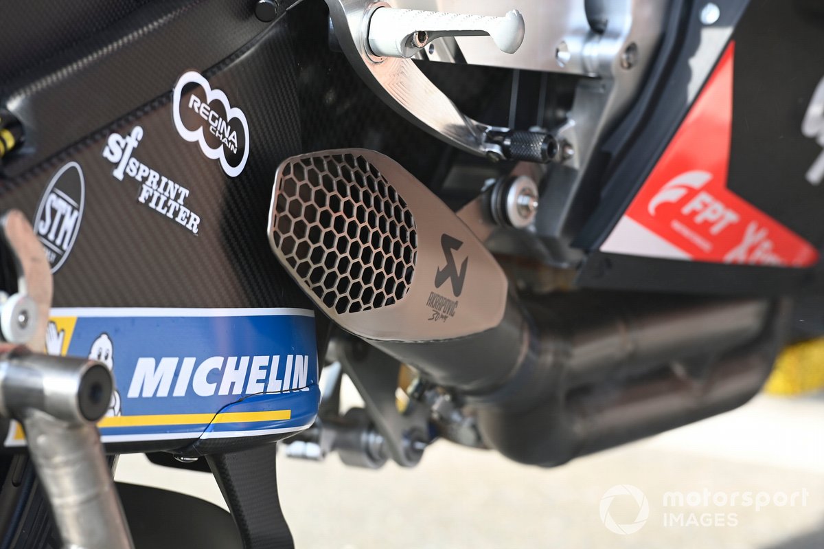 Detalle del 'corte' del escape Akrapovic