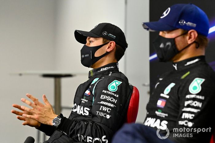 George Russell, Mercedes-AMG F1, Valtteri Bottas, Mercedes-AMG F1, en la conferencia de prensa