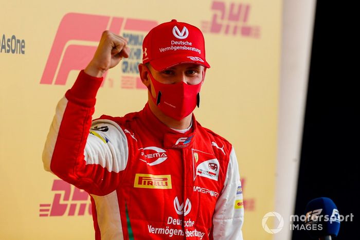 El campeón de F2 Mick Schumacher, Prema Racing celebra en Parc Ferme 