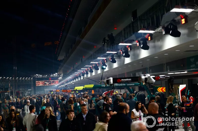 Passeggiata sulla pit lane