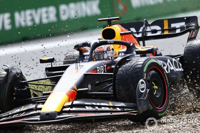 Max Verstappen, Red Bull Racing RB19, pasa por una trampa de grava