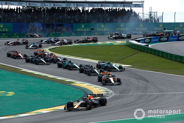 Max Verstappen, Red Bull Racing RB19, Lando Norris, McLaren MCL60, Lewis Hamilton, Mercedes F1 W14, Fernando Alonso, Aston Martin AMR23, el resto de la parrilla en la salida mientras Alex Albon, Williams FW45, Kevin Magnussen, Haas VF-23, chocan al fondo.