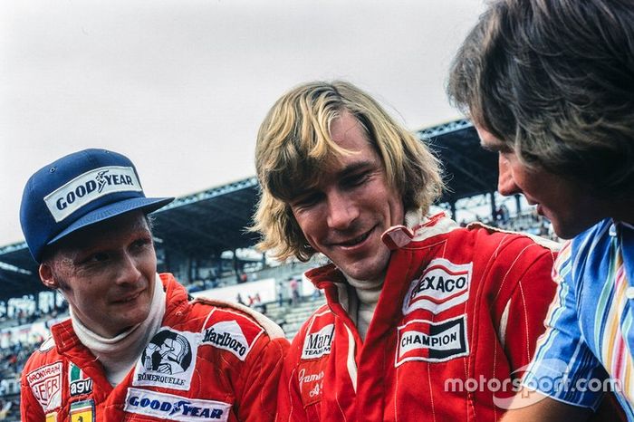 Niki Lauda y James Hunt hablan con Barry Sheene