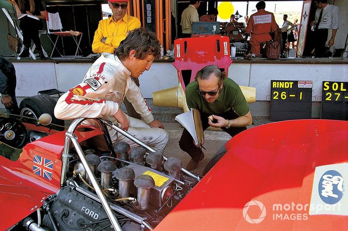 Jochen Rindt en boxes con el jefe del equipo Colin Chapman
