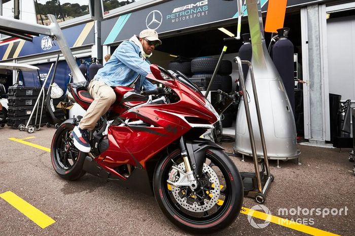 Lewis Hamilton, Mercedes AMG F1 en moto