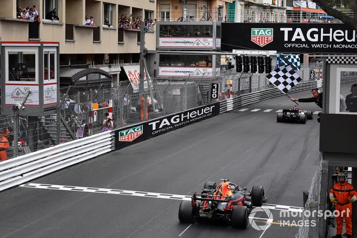 Max Verstappen, Red Bull Racing RB15 cruza la meta