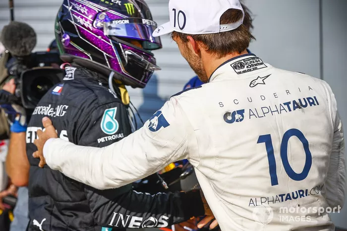 Ganador Pierre Gasly, AlphaTauri, celebra con Lewis Hamilton, Mercedes-AMG F1 